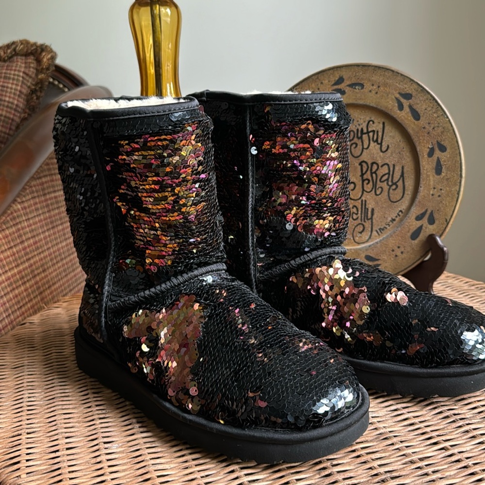 ✨Sequin UGG classic short boots. Size 8 ✨